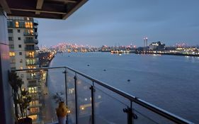 Snuggle Inn - Riverside Apartments - Views Over Looking London River Thames, Close To O2 Arena, London Excel, London City Airport, Thames Clipper- River Boat Service, Woolwich Ferry, Onsite Parking, Twin Room Option Available