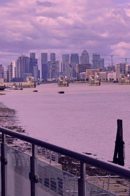 Snuggle Inn: Riverside Apartments with Thames Views London Exterior photo