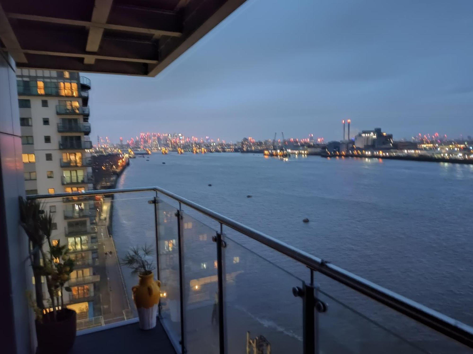 Snuggle Inn: Riverside Apartments with Thames Views London Exterior photo