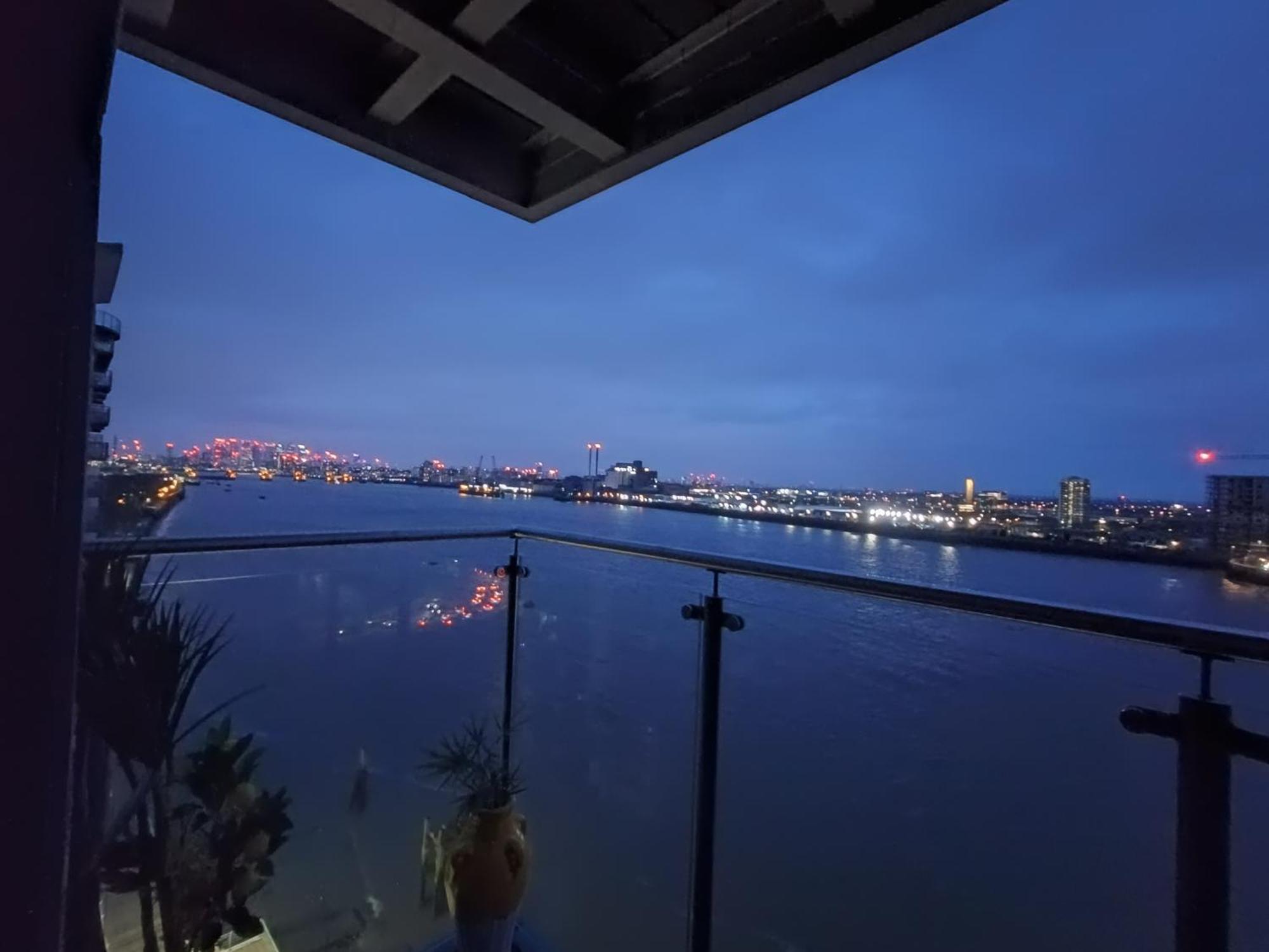 Snuggle Inn: Riverside Apartments with Thames Views London Exterior photo