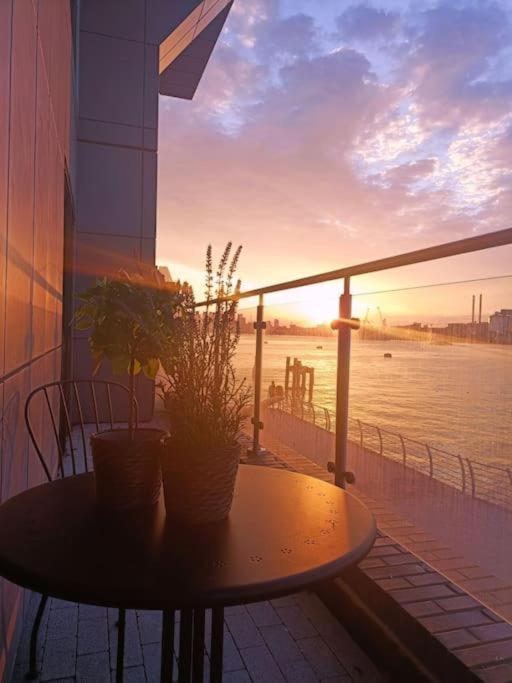 Snuggle Inn: Riverside Apartments with Thames Views London Exterior photo